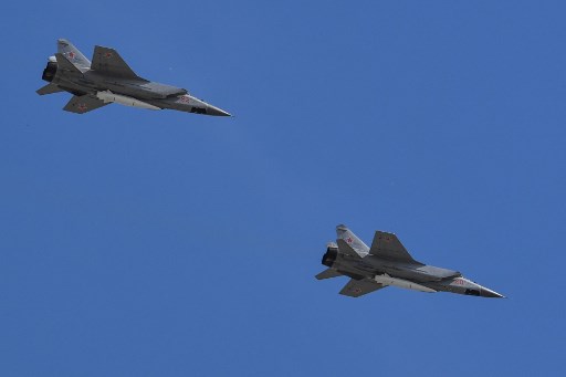 Cette photo d'archive prise le 9 mai 2018 montre des avions intercepteurs supersoniques MiG-31 russes transportant des missiles hypersoniques Kinzhal (Dagger) survolant la Place Rouge lors du défilé militaire du jour de la Victoire à Moscou. (AFP)