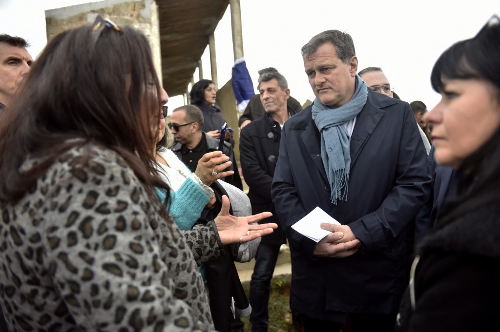 Le maire de Perpignan et vice-président du Rassemblement national (RN), Louis Aliot (C), rencontre des Harkis et leurs familles lors d'un rassemblement de Harkis au camp de Rivesaltes à Salses-le-Château. (AFP).