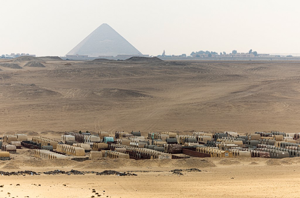 Le cimetière du village de Saqqara près du site où cinq anciennes tombes pharaoniques, ont été récemment découvertes sur le site archéologique de Saqqara, au sud de la capitale égyptienne Le Caire. (AFP).