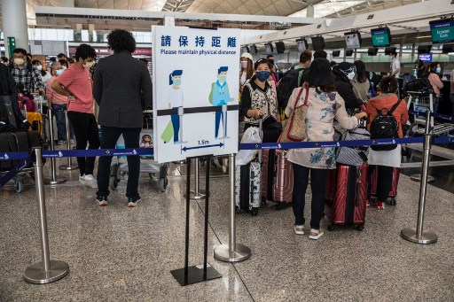 File d'attente à l’enregistrement à l'aéroport international de Hong Kong le 21 mars 2022. (Dale De La Rey / AFP)