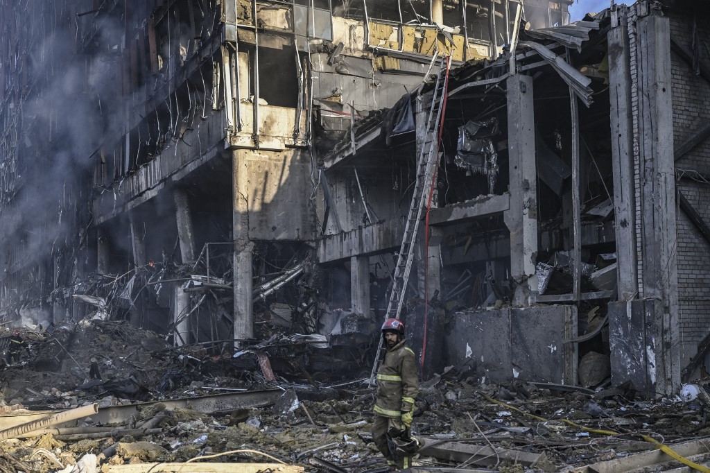 L'Ukraine rejette l'ultimatum russe sur Marioupol, 8 morts dans un bombardement à Kiev