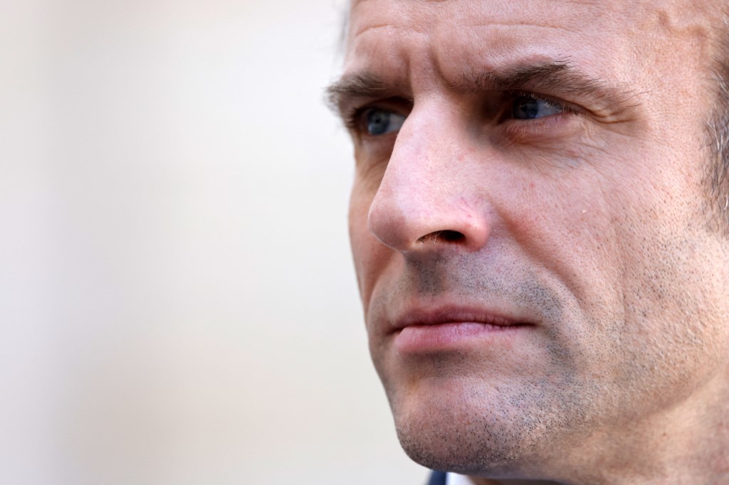 Présidentielle et dossier corse: le candidat Macron sous le feu des critiques