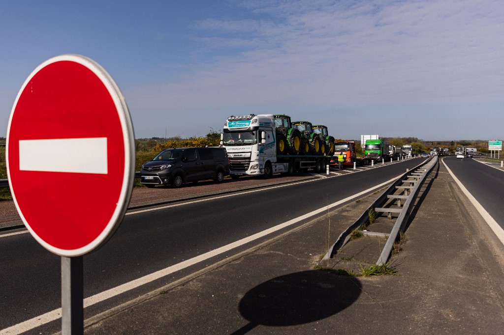 Des camions bloquent l'échangeur de Guilberville sur l'autoroute A84 dans le cadre d'une manifestation contre la hausse du prix du carburant le 21 mars 2022 en Normandie. (AFP)