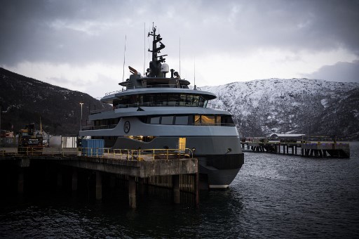 Le Ragnar, un yacht de luxe de 68 mètres appartenant à un ancien officier du KGB, l'oligarque russe Vladimir Strzhalkovsky, est photographié à quai à Narvik, dans le nord de la Norvège, le 21 mars 2022. (Jonathan Nackstrand/AFP)