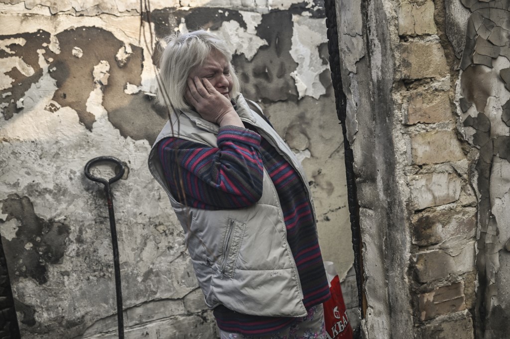 Ukraine: 100 000 civils pris au piège à Marioupol, Kiev bombardée
