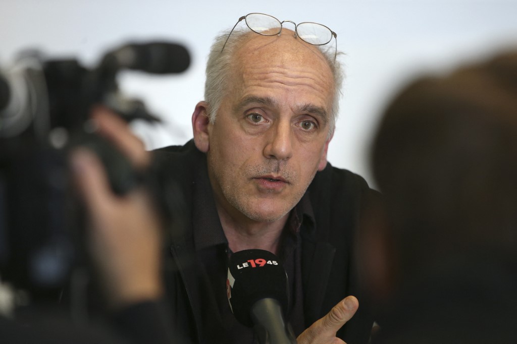 Le candidat du parti d'extrême gauche NPA à la présidentielle, Philippe Poutou, rencontre des représentants syndicaux lors d'un déplacement de campagne à Ajaccio, sur l'île méditerranéenne française de Corse, le 23 mars 2022. (AFP).