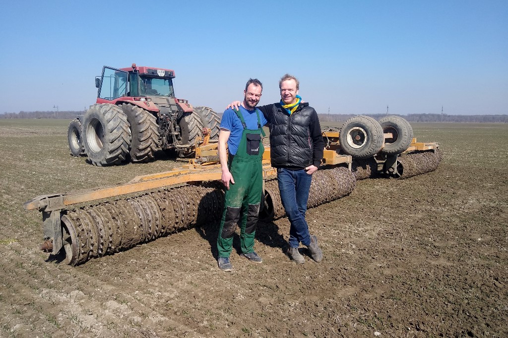 Rester en Ukraine et semer: le «coup de poker» de deux agriculteurs allemands