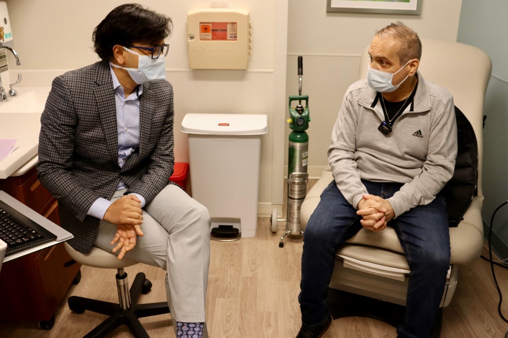 Sur cette image distribuée le 12 janvier 2022, avec l'aimable autorisation du Northwestern Medicine, Albert Khoury ( à droite), 54 ans, parle de ses nouveaux poumons avec le chirurgien Ankit Bharat au Northwestern Medicine à Chicago. (AFP).