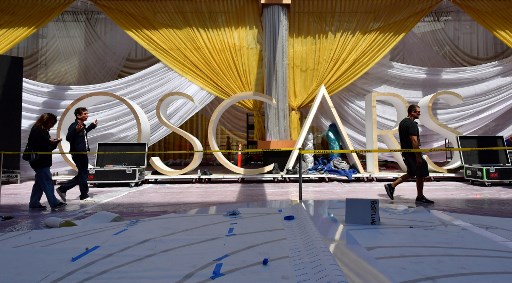Les préparatifs de la 94e zone des arrivées du tapis rouge des Oscars se poursuivent le long de Hollywood Boulevard à Hollywood, en Californie, le 24 mars 2022. (Frédéric J. Brown / AFP)