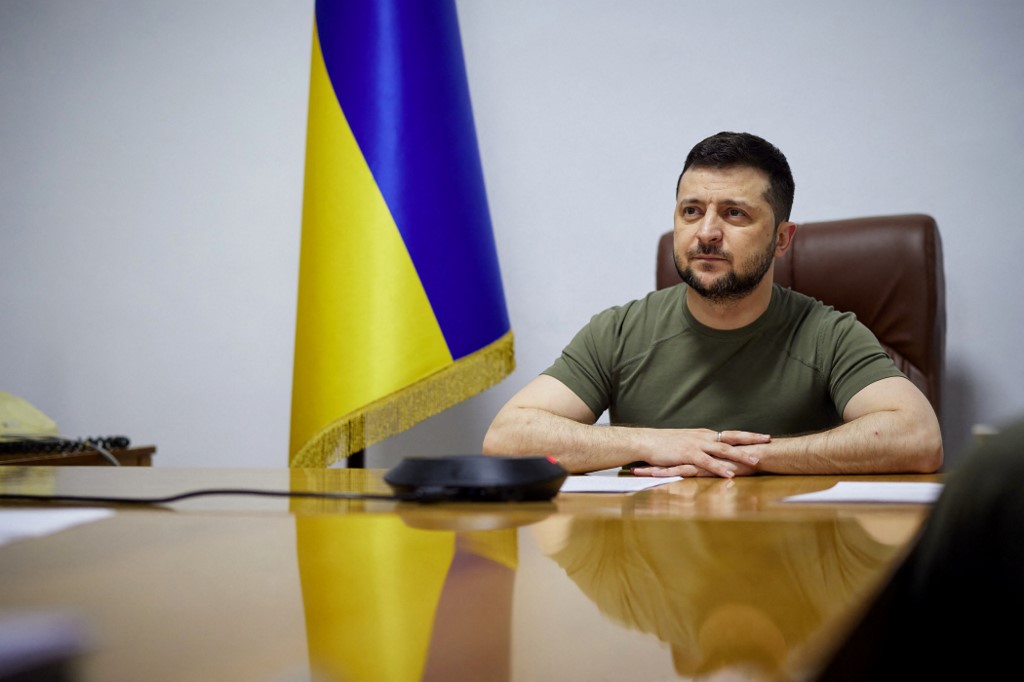 Cette photo prise et publiée par le service de presse de la présidence ukrainienne à Kiev le 25 mars 2022 montre le président Volodymyr Zelensky s'exprimant en ligne lors d'une réunion du Conseil européen. (AFP).