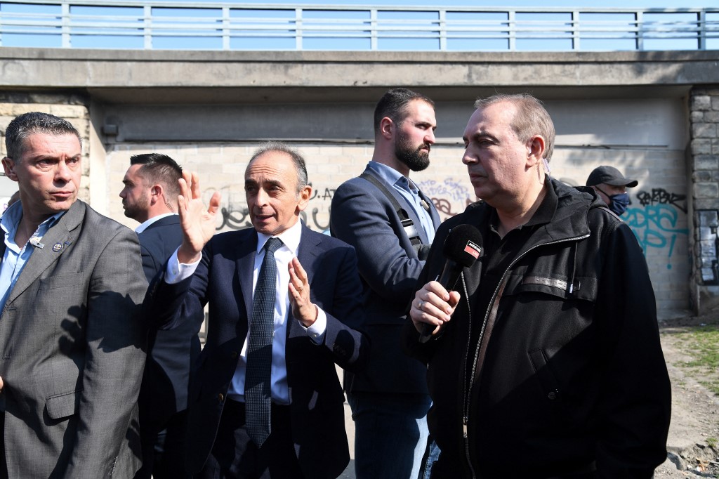 Le candidat à la présidence du parti d'extrême droite français Reconquete !, Eric Zemmour (G), près de la Porte de la Villette, le 25 mars 2022 à Paris. (AFP).