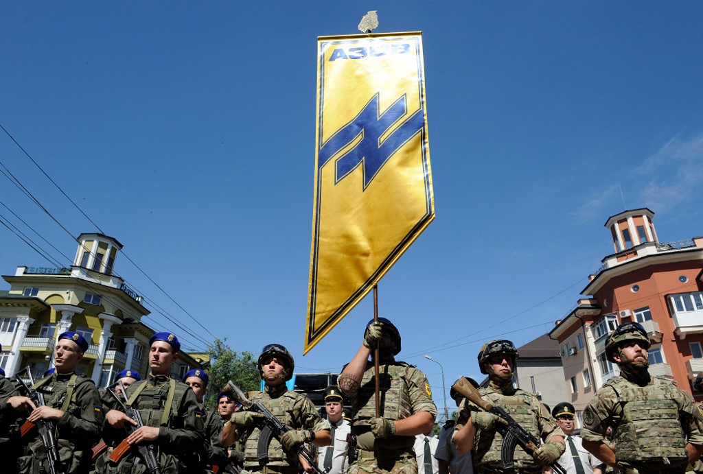 Le régiment Azov, au coeur de la guerre de propagande russo-ukrainienne