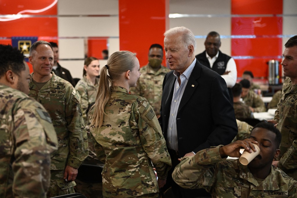 Le président américain Joe Biden ( à droite) rencontre des membres de la 82e division aéroportée, qui contribuent aux côtés des alliés polonais à la dissuasion sur le flanc oriental de l'Alliance, dans la ville de Rzeszow, dans le sud-est de la Pologne. (AFP).