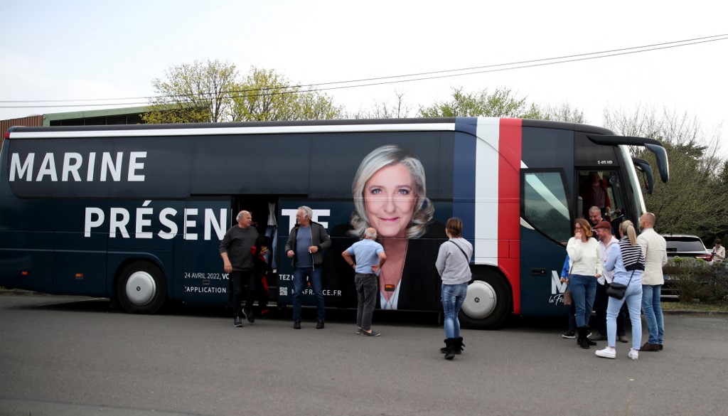 Présidentielle: des manifestants perturbent une émission avec Marine Le Pen