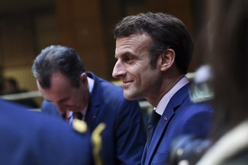 Retraite à 65 ans: Macron veut des critères individuels, promet de concerter