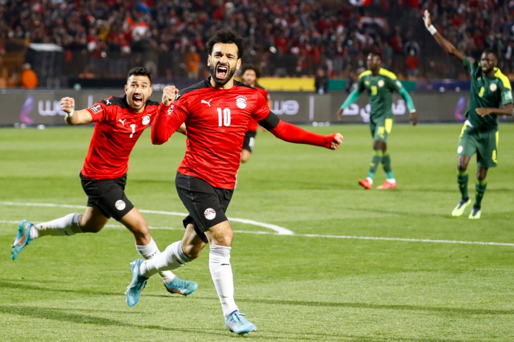 L'attaquant égyptien Mohamed Salah ( à droite) après un but lors du match de football des qualifications pour la Coupe du monde du Qatar 2022 entre l'Égypte et le Sénégal au Stade international du Caire, dans la capitale égyptienne, le 25 mars 2022. (AFP).