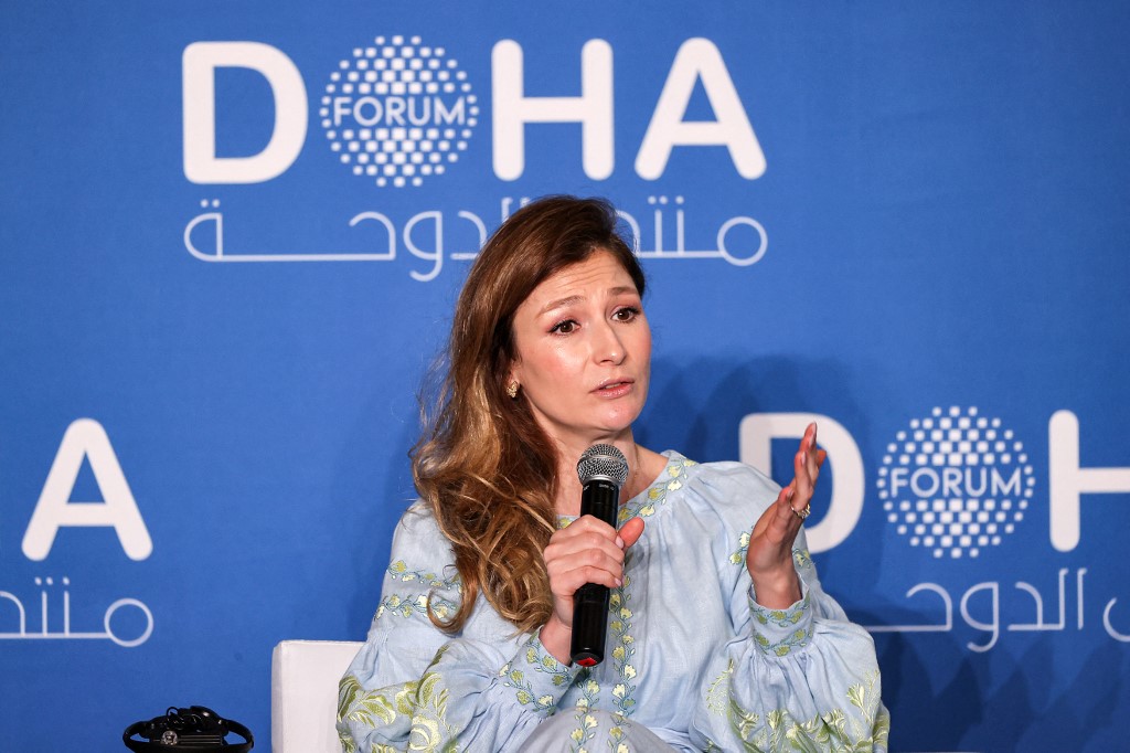 La première vice-ministre ukrainienne des Affaires étrangères, Emine Djaparova, participe à une session plénière intitulée "La désinformation et la guerre pour la vérité", lors du Forum de Doha, dans la capitale du Qatar, le 26 mars 2022. (AFP).
