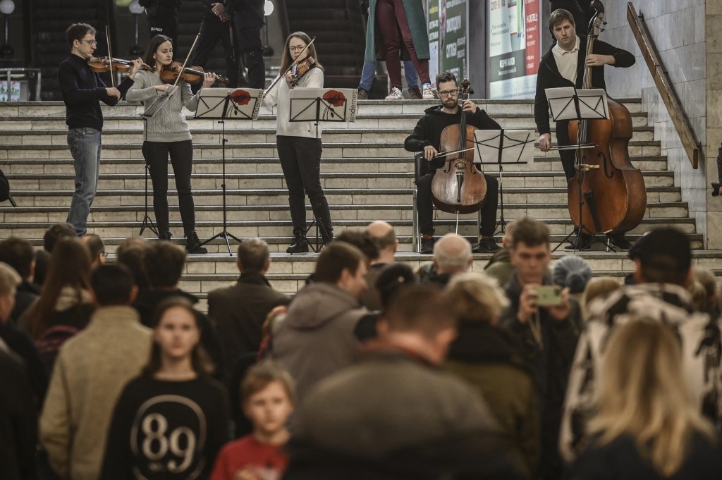 Des musiciens jouent pour les personnes vivant dans une station de métro utilisée comme abri anti-bombes à Kharkiv, le 26 mars 2022, pendant l'invasion militaire lancée par la Russie sur l'Ukraine. (AFP).