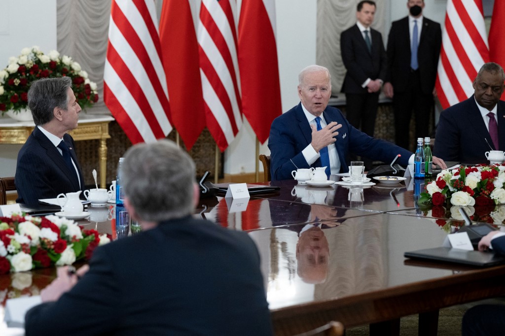 Le secrétaire d'État américain Antony Blinken (à gauche) et le secrétaire d'État américain à la défense Lloyd Austin (à droite) écoutent pendant que le président américain Joe Biden parle avec le président polonais lors d'une réunion sur la guerre de la Russie contre l'Ukraine au palais présidentiel à Varsovie, le 26 mars 2022. (AFP).