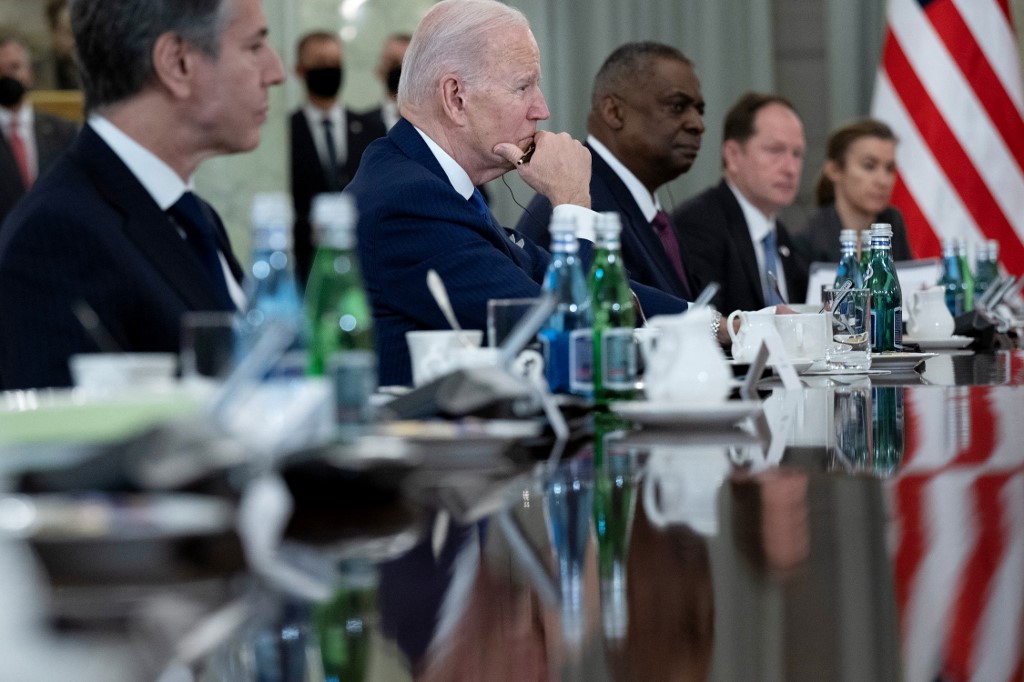 Le secrétaire d'État américain Antony Blinken, le président américain Joe Biden et le secrétaire américain à la défense Lloyd Austin écoutent pendant une réunion sur la guerre de la Russie en Ukraine avec le président polonais au palais présidentiel à Varsovie, le 26 mars 2022. (AFP).