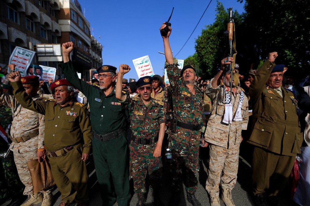 Des militaires fidèles aux Huthis du Yémen scandent des slogans lors d'un rassemblement marquant le septième anniversaire de l'intervention de la coalition dirigée par l'Arabie saoudite dans leur pays, dans la capitale Sanaa, le 26 mars 2022. (AFP).