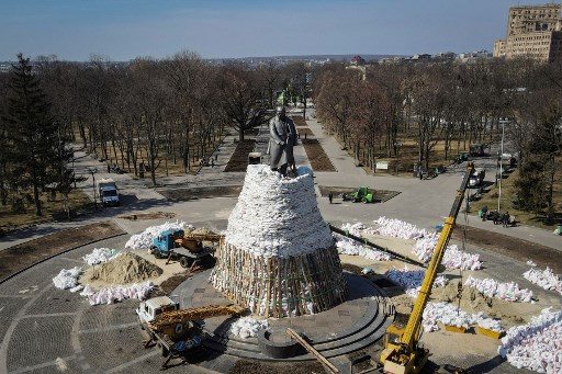 A Kharkiv, des barricades de sable pour sauver le poète Chevtchenko des obus