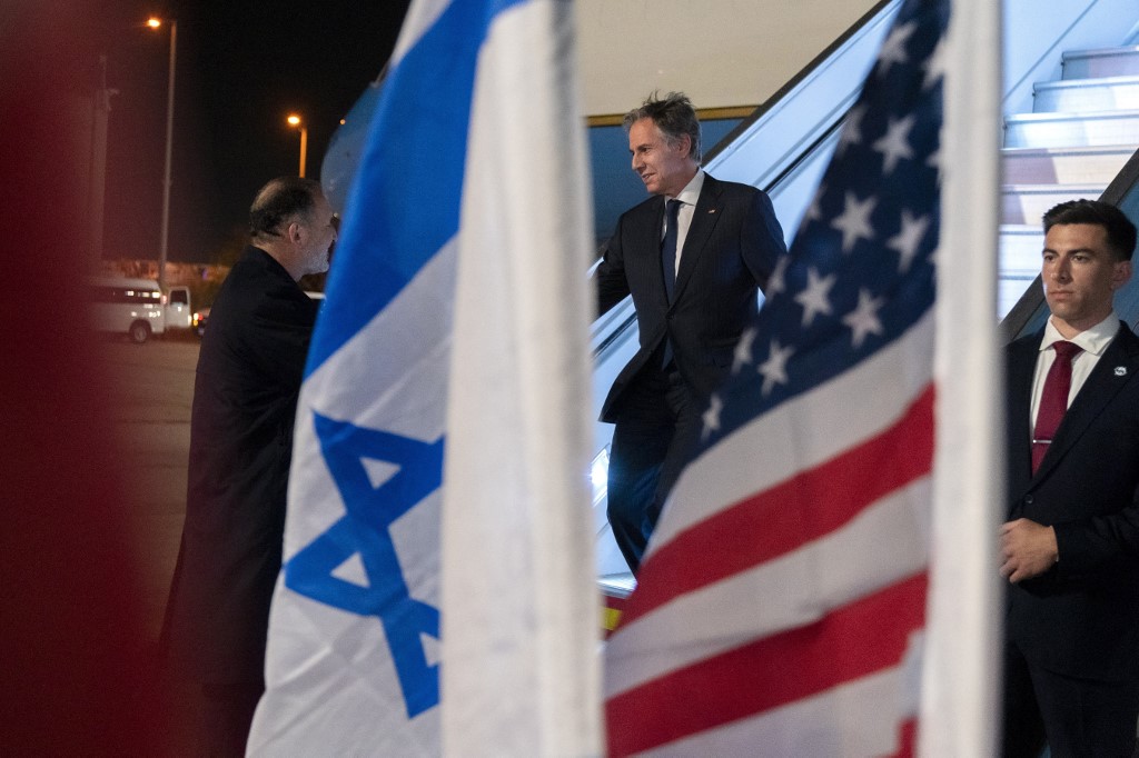 Le chef du protocole d'État israélien Gil Haskel (à gauche) accueille le secrétaire d'État américain Antony Blinken à son arrivée à l'aéroport Ben Gurion de Lod, près de la ville israélienne de Tel Aviv, le 26 mars 2022. (AFP).