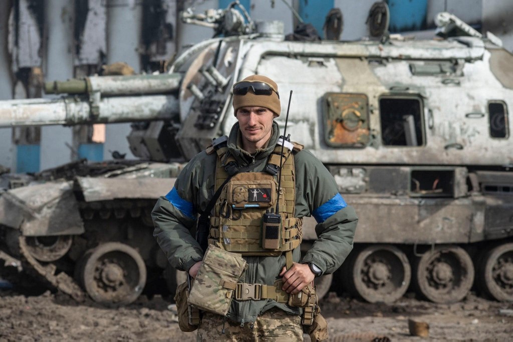 Soldat ukrainien se tenant devant un canon d'artillerie automoteur russe détruit à la suite d'une bataille dans la ville de Trostyanets, région de Sumy. (AFP).