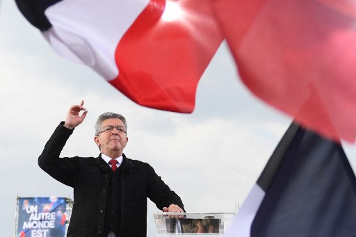 Le candidat à la présidence du parti "La France Insoumise" (LFI), Jean-Luc Mélenchon, fait des gestes alors qu'il prononce un discours lors de son rassemblement à Marseille, le 27 mars 2022, dans le cadre de la campagne présidentielle. (AFP).