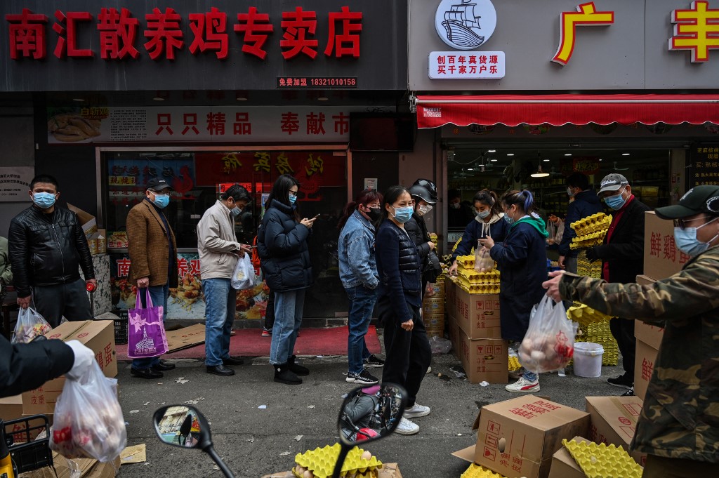 Des personnes achètent des œufs près d'un marché dans le district de Yangpu, à Shanghai, le 28 mars 2022. (AFP).