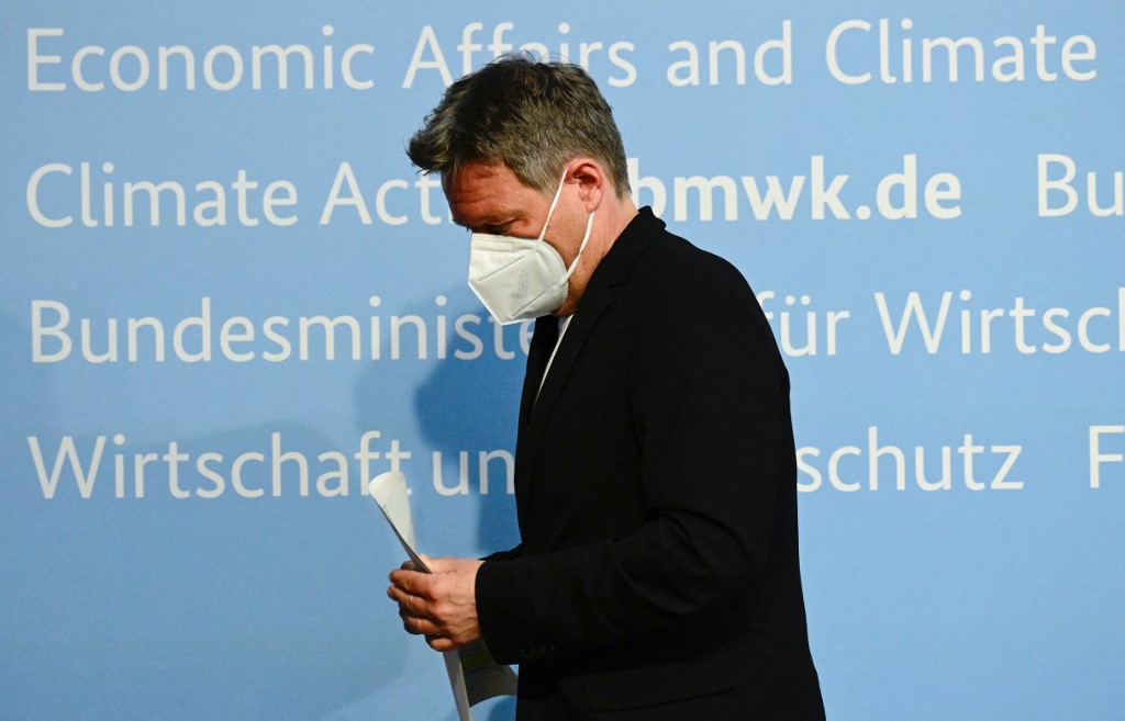 Le ministre allemand de l'économie et de la protection du climat Robert Habeck fait une déclaration après une réunion virtuelle des ministres de l'énergie du G7 au ministère de l'économie et de l'action climatique à Berlin, le 28 mars 2022. (AFP).
