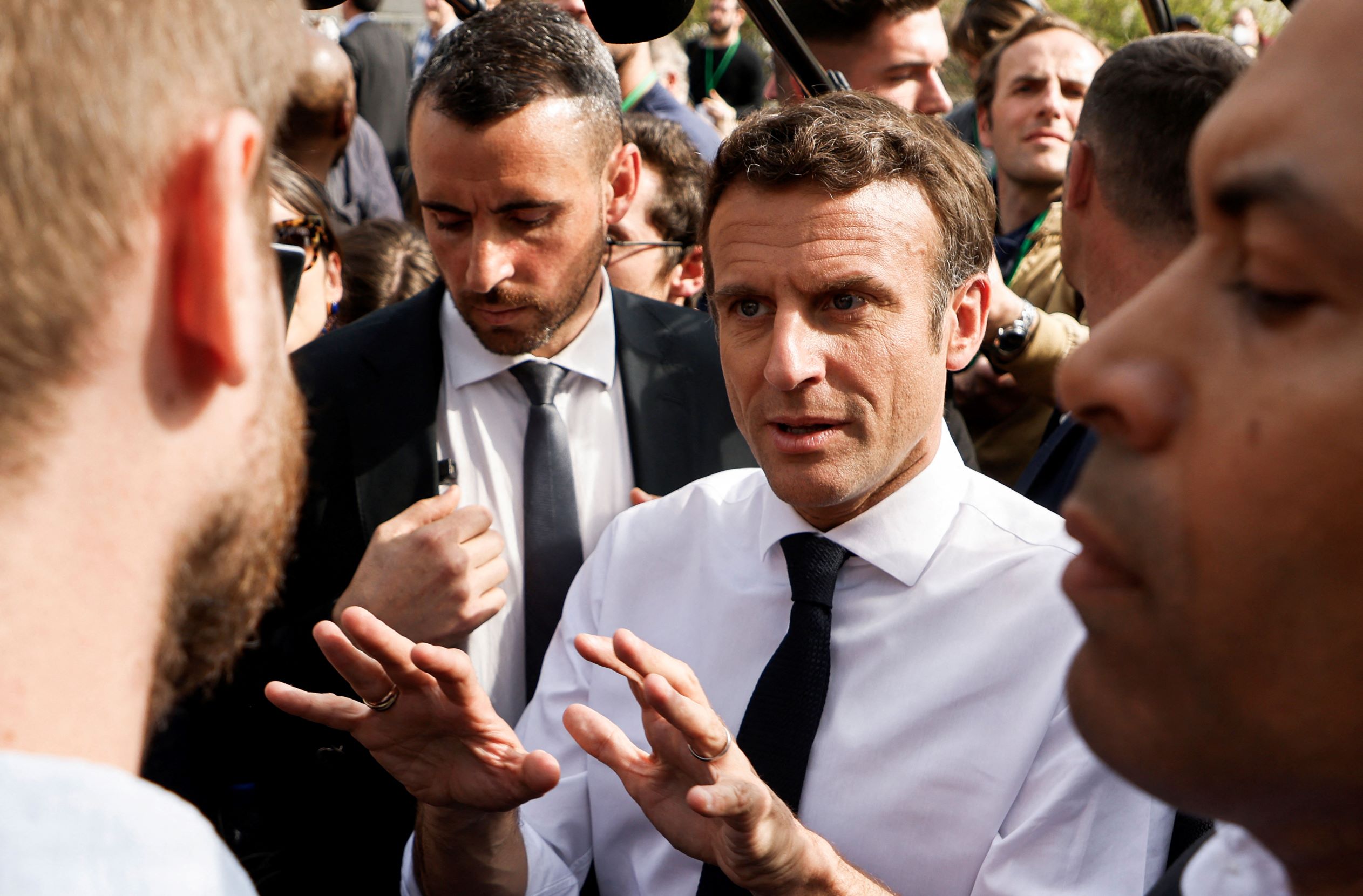 Présidentielle 2022: Un rapport du Sénat accable Emmanuel Macron