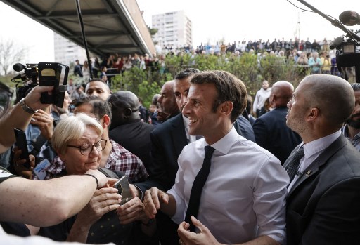Présidentielle: Macron en terre socialiste, début de la campagne officielle