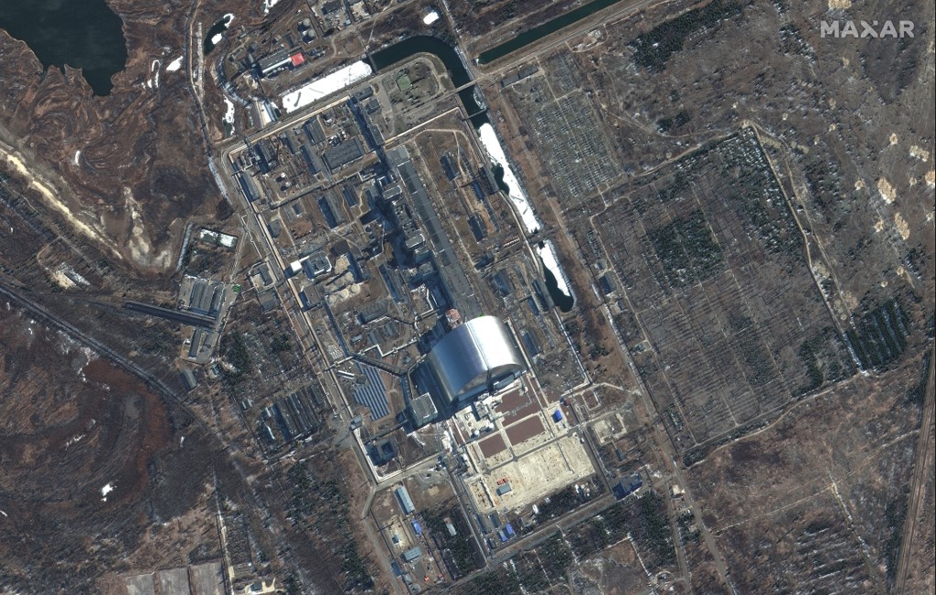 Cette photo d'archive montre une image satellite Maxar prise et publiée le 10 mars 2022 de la centrale nucléaire de Tchernobyl à Pripyat, en Ukraine. Les forces russes ont commencé à se retirer de l'ancien site nucléaire de Tchernobyl après avoir pris le contrôle de l'installation le 24 février, a déclaré un haut responsable américain de la défense le 30 mars. (AFP PHOTO / SATELLITE IMAGE ©2022 MAXAR TECHNOLOGIES)