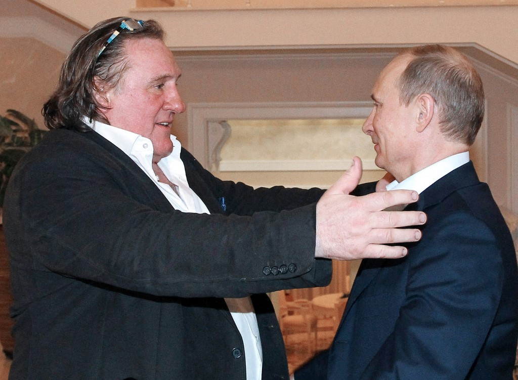 Sur cette photo d'archive prise le 5 janvier 2013, le président russe Vladimir Poutine (à droite) salue l'acteur français Gérard Depardieu lors de leur rencontre dans la résidence de Poutine à Sotchi. (AFP)