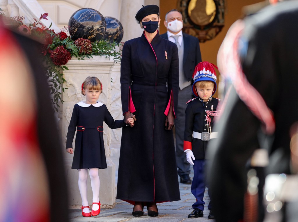 La Princesse Charlène de Monaco, avec la Princesse Gabriella de Monaco et le Prince Jacques de Monaco lors de la Fête Nationale de Monaco au Palais de Monaco en 2020. (AFP).