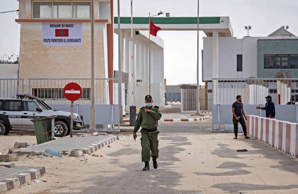 Un officier de l'armée marocaine marche près de la frontière à Guerguerat, situé au Sahara occidental, le 26 novembre 2020 (AFP)