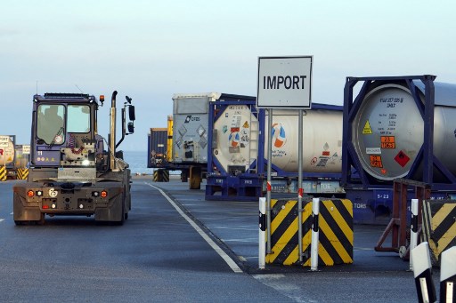 Des cargaisons stationnées sur le quai, près d'un panneau indiquant «importation», dans le port de CuxPort, en mer du Nord, en Allemagne. (AFP).