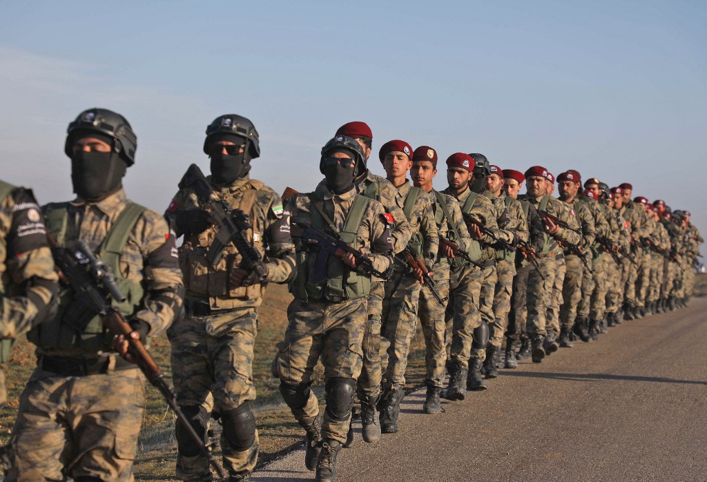 Des rebelles syriens prennent part à un exercice militaire à Ghandoura, dans la campagne nord-est de la province d'Alep en Syrie. (AFP).