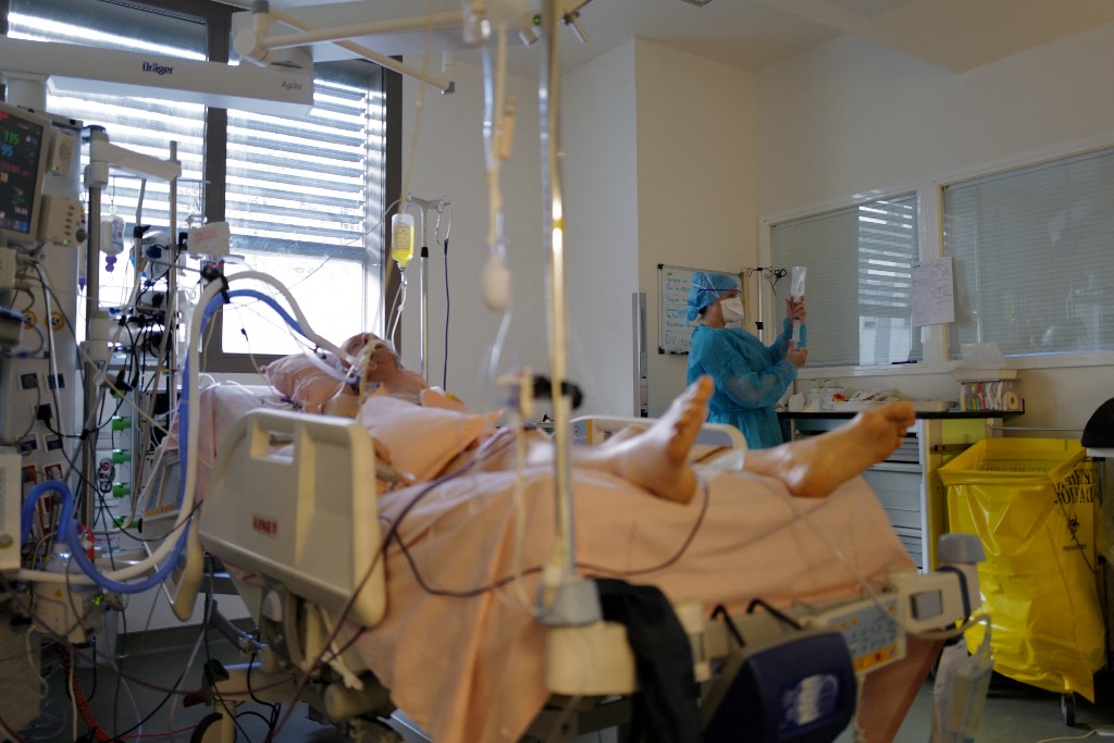 Un soignant avec un patient infecté par la maladie Covid19 à l'hôpital CHU Pasteur de Nice, le 25 février 2021. (AFP)