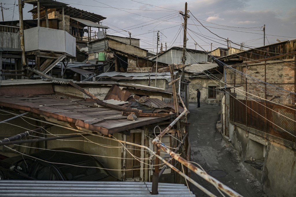 Un homme se tient le long d'une rue étroite dans la vieille ville d'Erevan, le 7 mars 2021. (AFP).