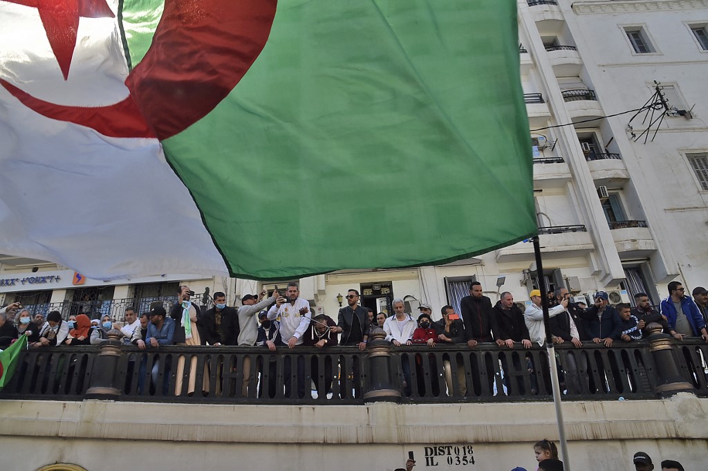 Des manifestants algériens anti-gouvernementaux descendent dans les rues d'Alger le 26 mars 2021 dans le cadre du mouvement pro-démocratique Hirak. (AFP).
