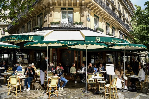 Pour le retour de ses terrasses estivales, Paris cherche son équilibre