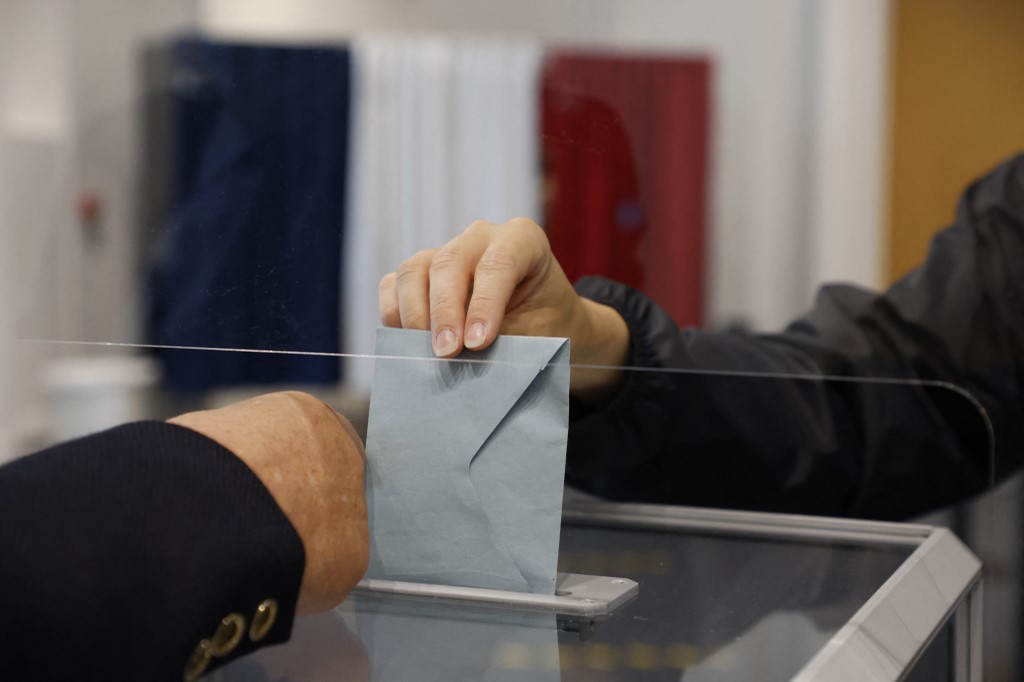 Un mois avant la présidentielle, la guerre en Ukraine relègue le scrutin au second plan