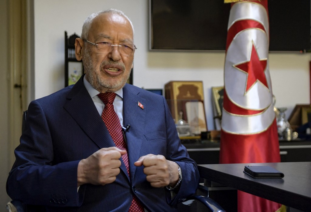 Le président du parlement tunisien et chef du parti Ennahdha, Rached Ghannouchi, s'exprime lors d'un entretien avec l'AFP, à son bureau de la capitale Tunis, le 23 septembre 2021. (AFP)