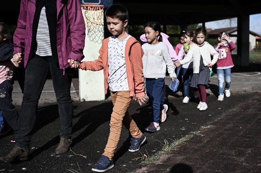 Les élèves retournent en classe après une pause dans une école primaire où les masques de protection contre le Covid-19 ne sont plus obligatoires à Labouheyre, dans le sud-ouest de la France. (Philippe Lopez/AFP)