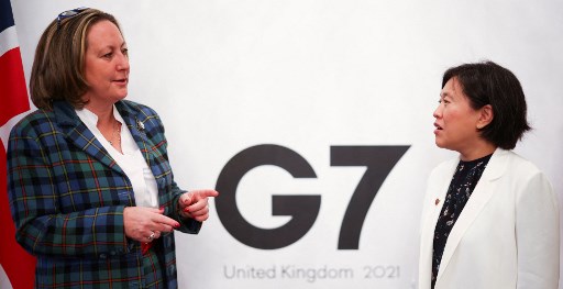 La secrétaire britannique au Commerce international Anne-Marie Trevelyan (à gauche) et la représentante américaine au Commerce Katherine Tai posent pour une photo lors d'un sommet commercial du G7 à Mansion House à Londres le 22 octobre 2021.(Henry Nicholls / Pool / AFP)