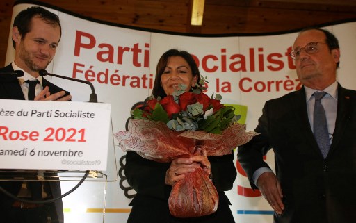 Anne Hidalgo (au centre), maire de Paris et candidate du Parti socialiste français (PS) à l'élection présidentielle d'avril 2022, reçoit des roses à côté de l'ancien président français François Hollande (à droite) à la «Fête de la Rose», organisée par le PS Corrèze à Venarsal (Malemort), centre de la France, le 6 novembre 2021. (Pascal Lachenaud / AFP)