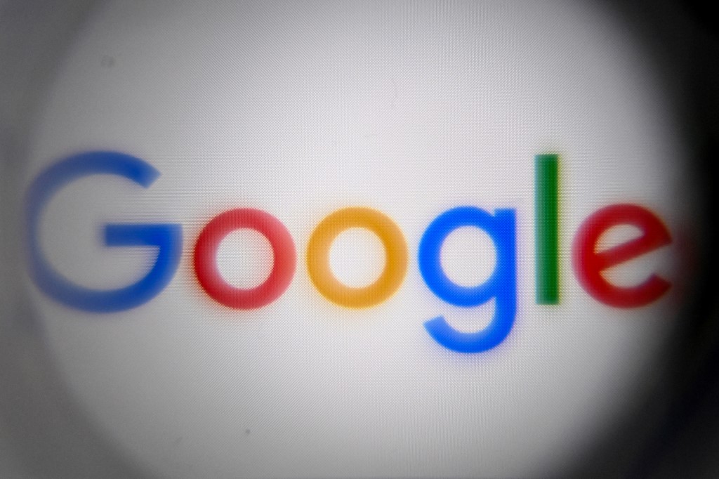 Le logo de Google sur l'écran d'un smartphone. (AFP).