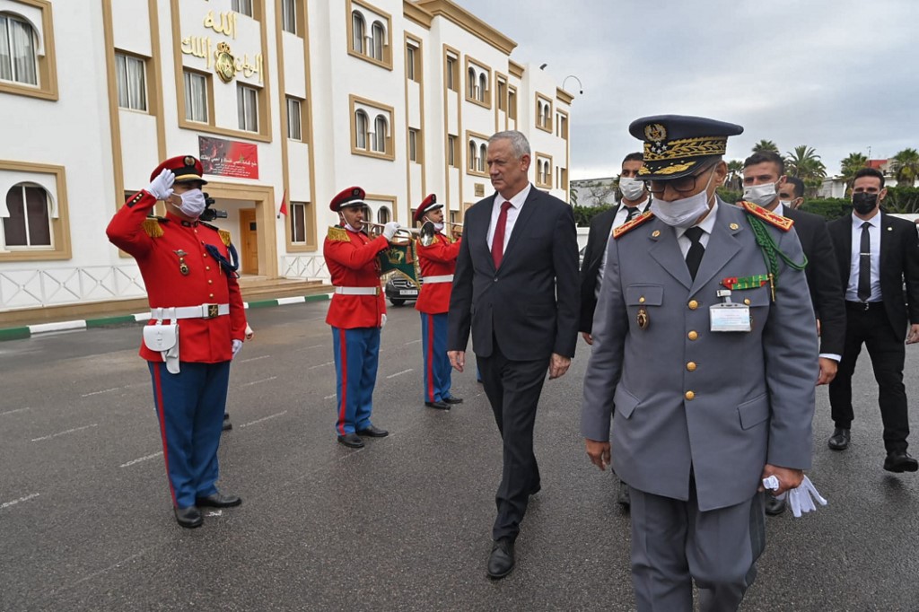 Le ministre israélien de la Défense Benny Gantz (au centre) passant en revue une garde d'honneur avec l'inspecteur général des forces armées Belkhir el-Farouk ( à droite) à Rabat, la capitale du Maroc, le 24 novembre 2021. (AFP).
